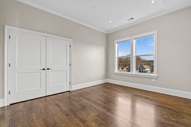 Building Photo - 846 Main St