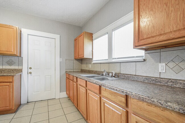 Building Photo - Comfortable Three Bedroom Home in a Great Location