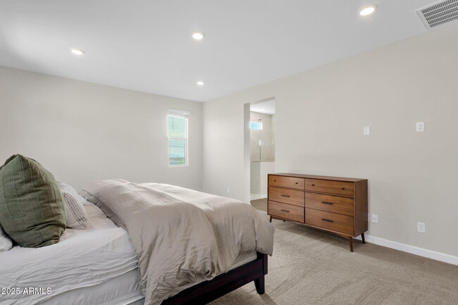 Building Photo - 5823 E Rose Garden Ln