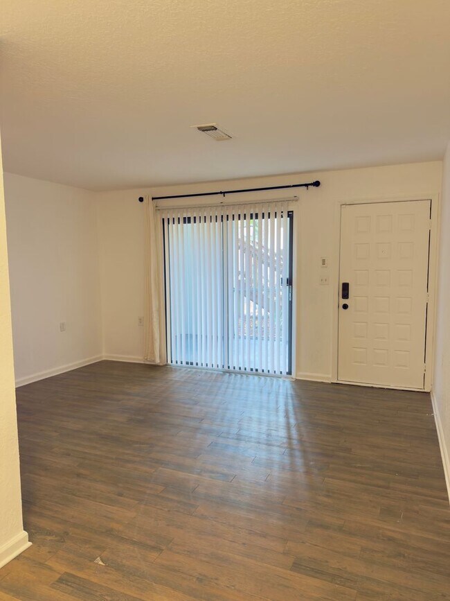 Building Photo - Now available! Charming 2 bed / 1 bath condo in a prime Tallahassee location.