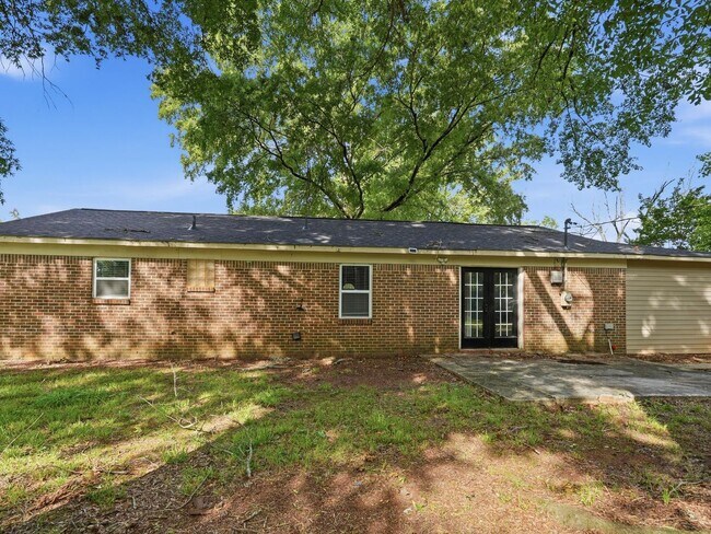 Building Photo - 108 Hillside Rd SW