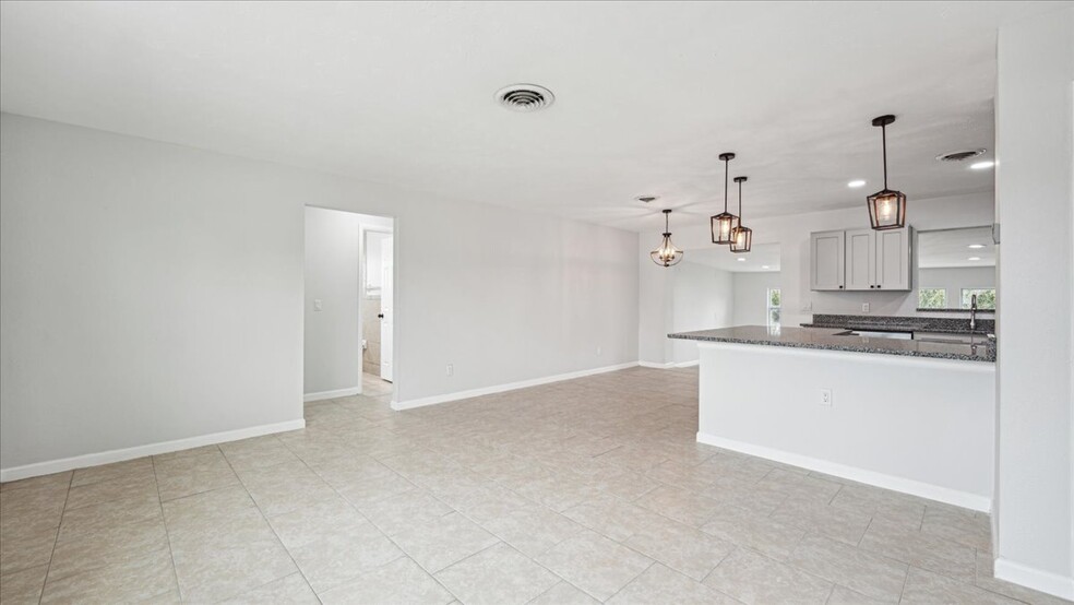 Building Photo - 4800 Key Largo Dr W
