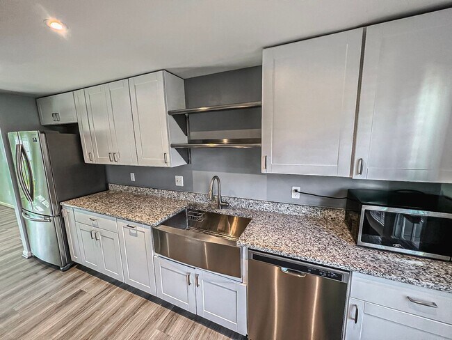 Building Photo - Sunny And Delightful 3 Bed 2.5 Bath Interior Townhome In Refreshing Newgate