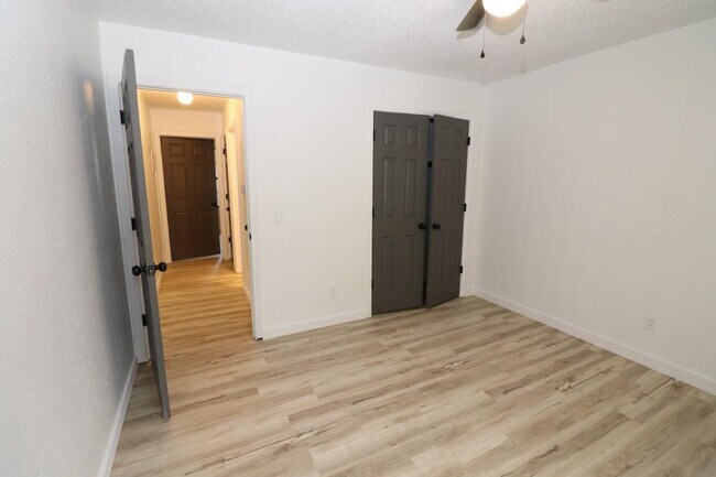 Building Photo - 1221 S Park Ave