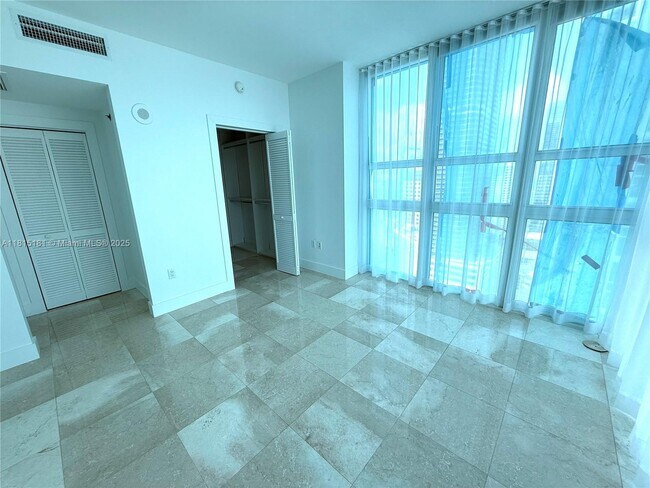 Building Photo - 950 Brickell Bay Dr