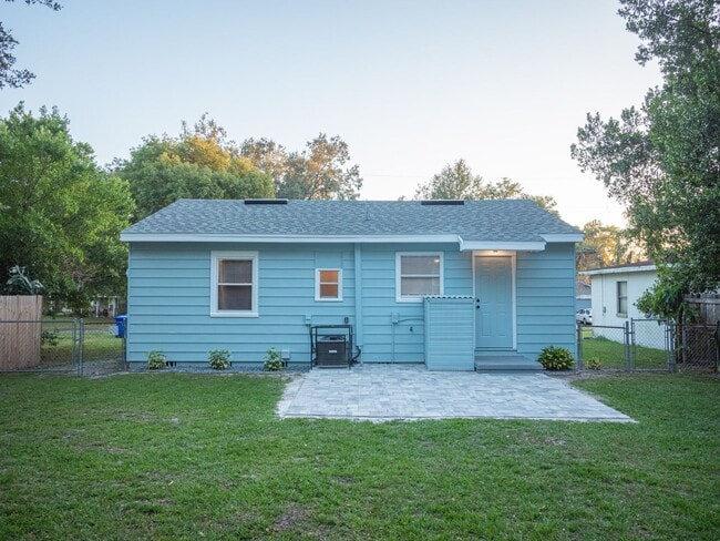 Building Photo - 1512 E Fern Rd