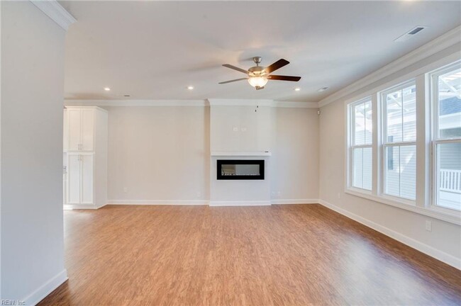 Building Photo - Like-New Two-Unit Condo in Sought-After Ch...