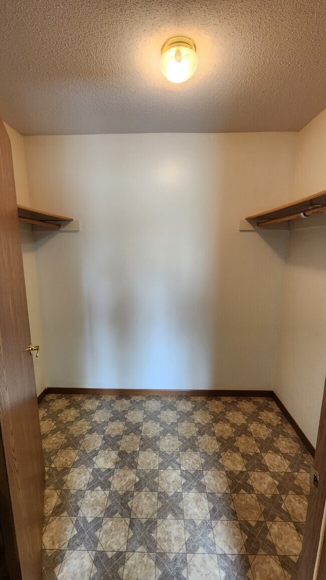 Building Photo - 2 Bedroom, 1.5 Bathroom Apartment In Secur...