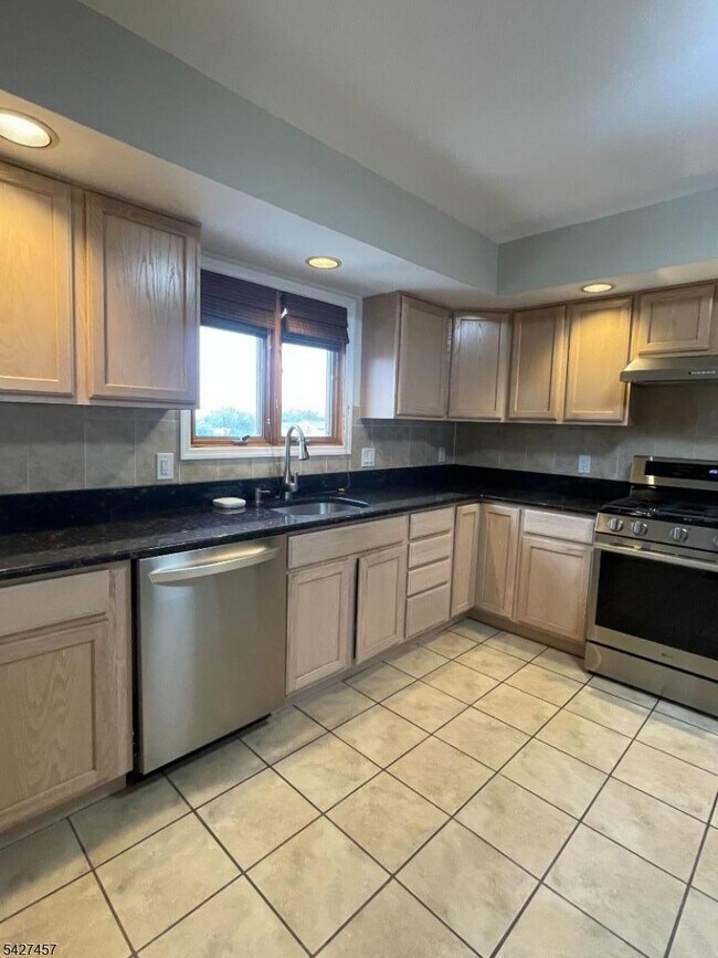 Building Photo - 254 Crystal St