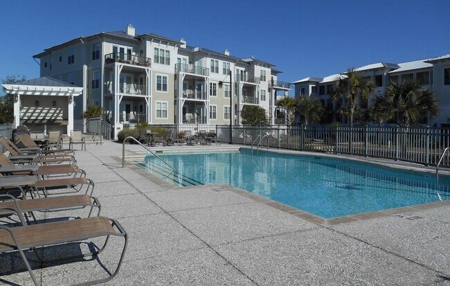 Building Photo - 10 Marina Dr