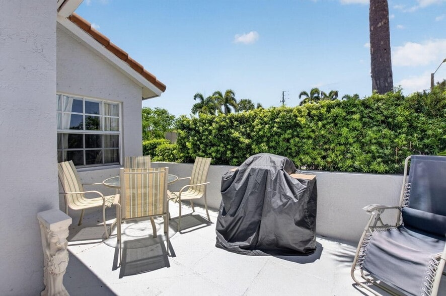 Porch closer view/barecue patio furniture - 8108 Summer Shores Dr