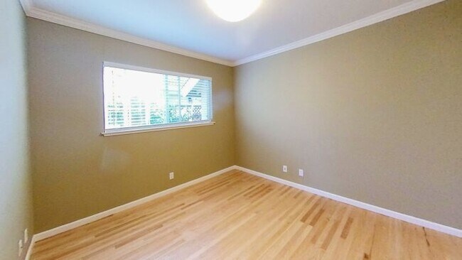 Building Photo - 1305 Antwerp Ln