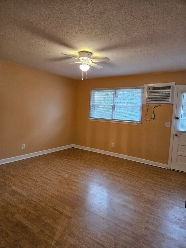 Building Photo - 4713 Evelyn Rd NW