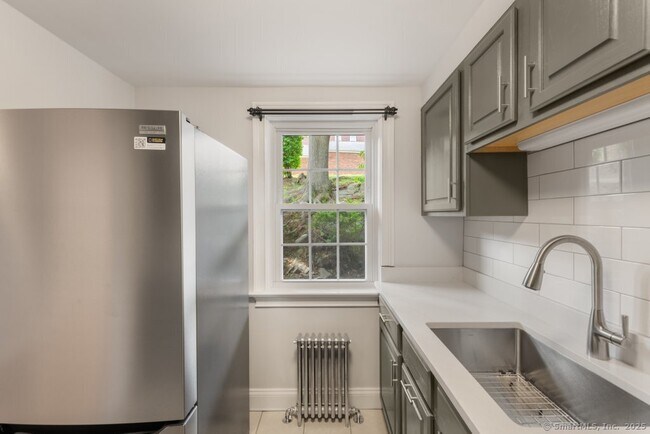 Building Photo - 10 Clarmore Dr