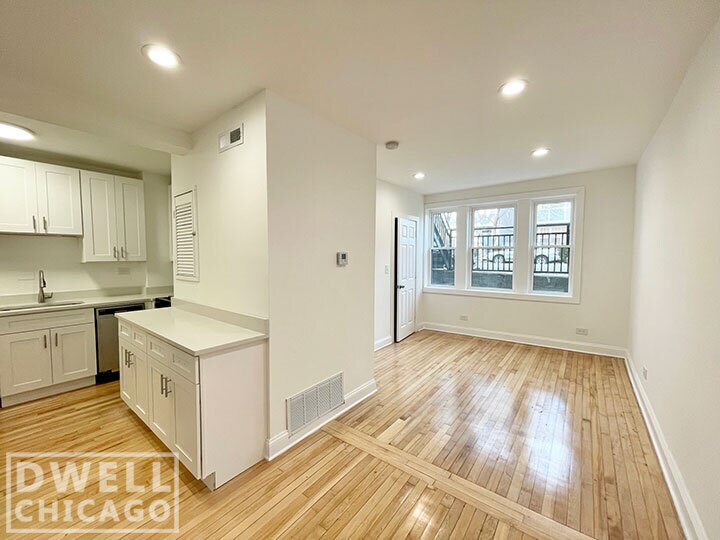 Building Photo - 1851 W Dickens Ave