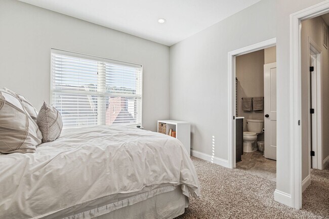 Building Photo - Luxury 3-Bedroom, 4-Bathroom House in Sout...