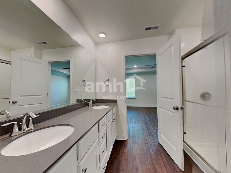 Building Photo - 617 Rivermist Dr
