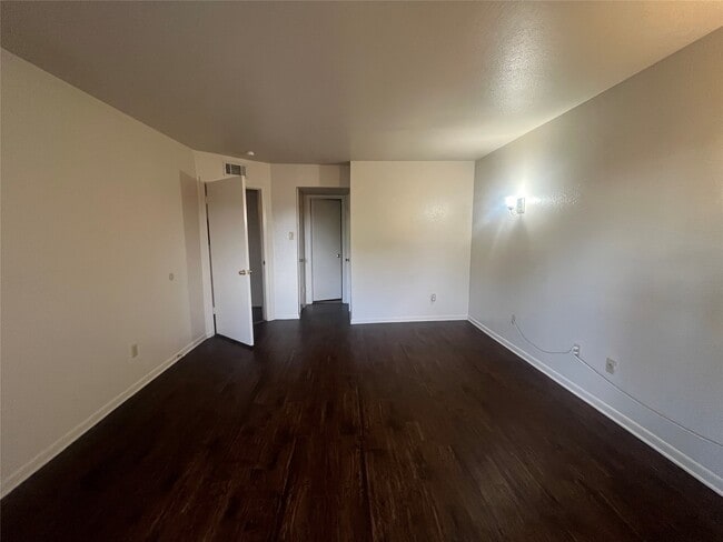 Building Photo - 8529 Hearth Dr