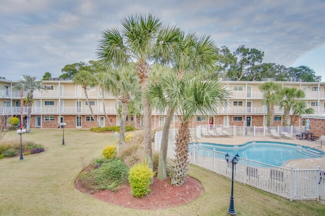 Building Photo - Stylish Condo in Waterfront Bayview Terrace – Updated Interiors, In-Unit Washer/Dryer, Access to ...