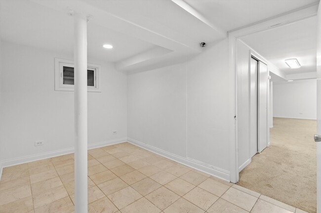 Building Photo - 2545 W Lunt Ave