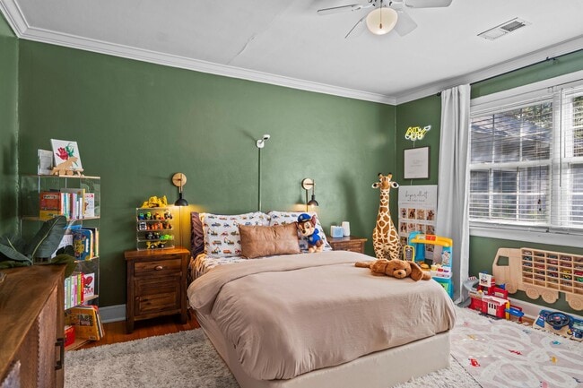 Building Photo - Downtown Townhouse Available 1 Nov 25!