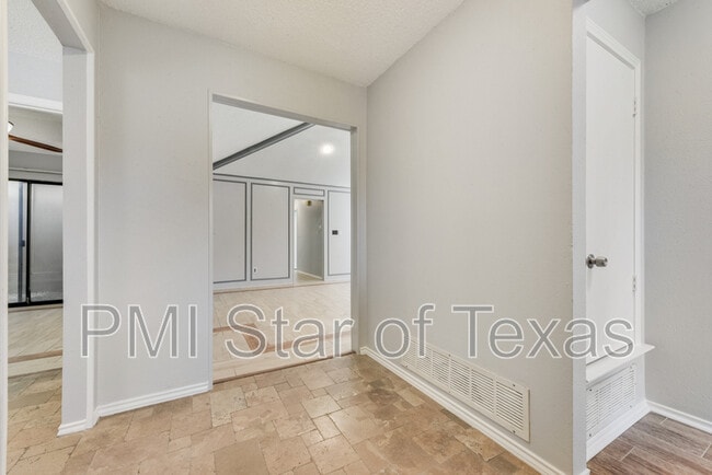 Building Photo - 2801 Hickory Bend Dr