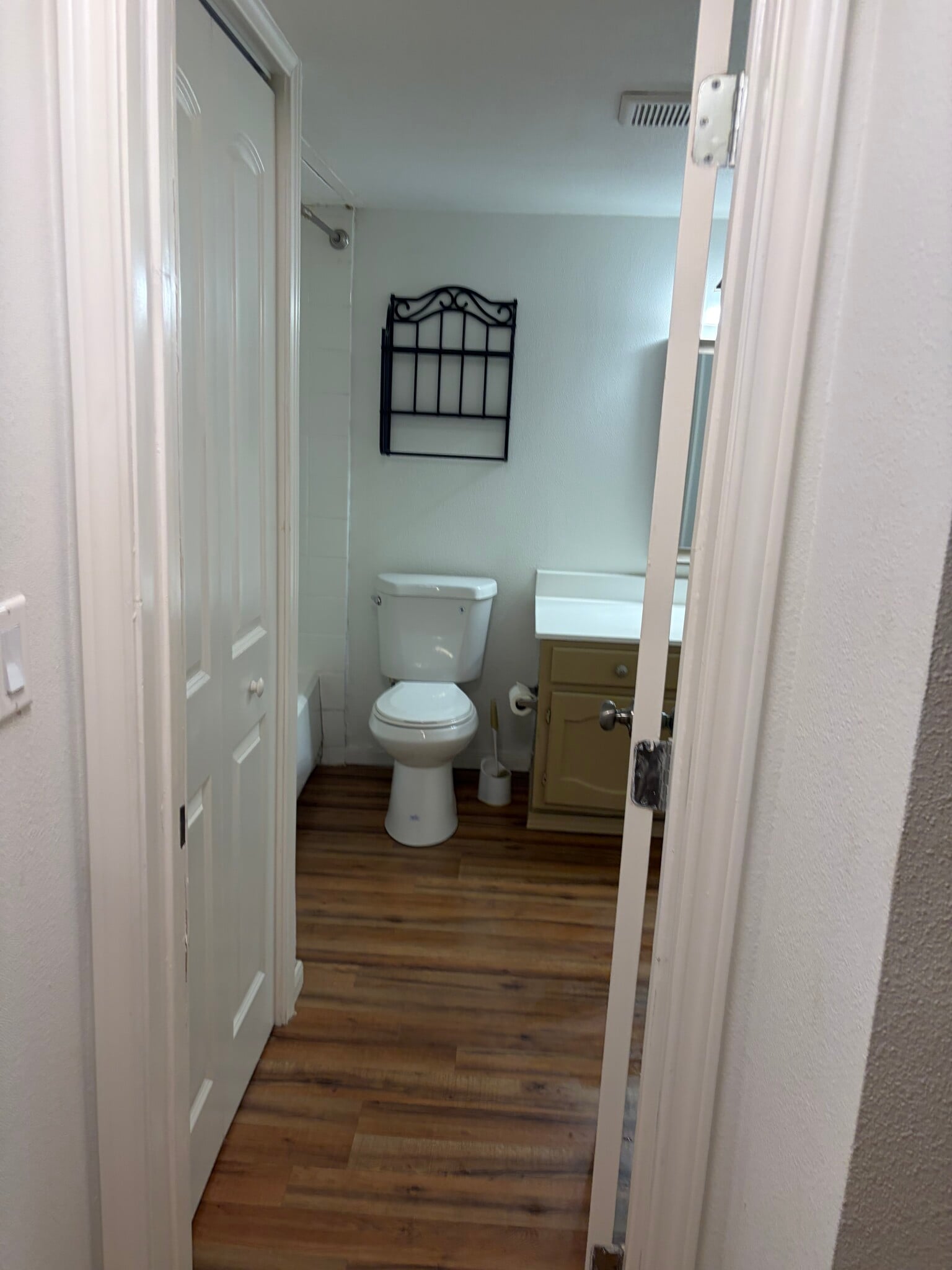 Full Bath - 3022 Forest Ln