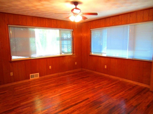 Building Photo - 1450 Highland Village Rd