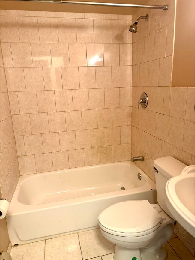 Building Photo - 424 Elgin Ave