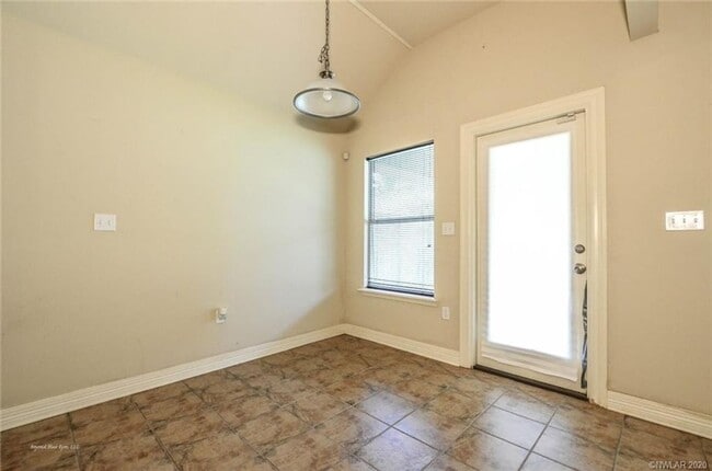 Building Photo - Savannah Place 3 Bed 2 Bath