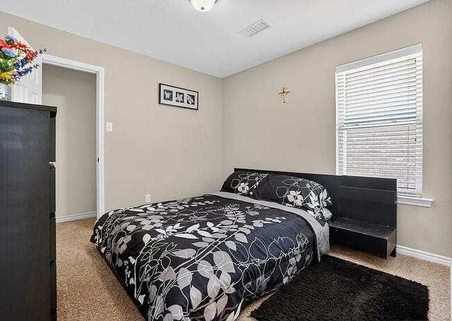 Building Photo - Comfy 4-Bed Midland Home with all appliances, backyard, attached garage, 6 min to grocery store