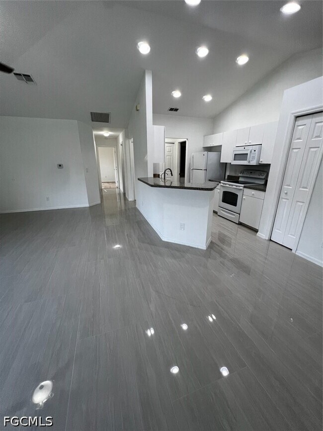 Building Photo - 1543 Hightower Ave S