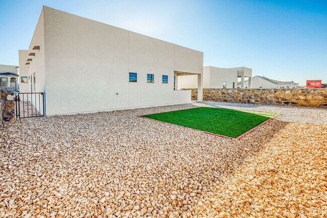 Building Photo - Beautiful East side House 4 bed-2.5 baths, part of The Overlook Casa Club that includes Swimming ...