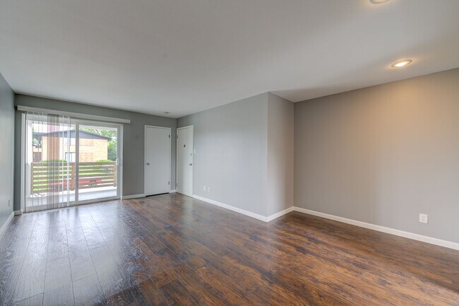 Building Photo - Gorgeous 2 Bedroom Condo with a Move-in Sp...