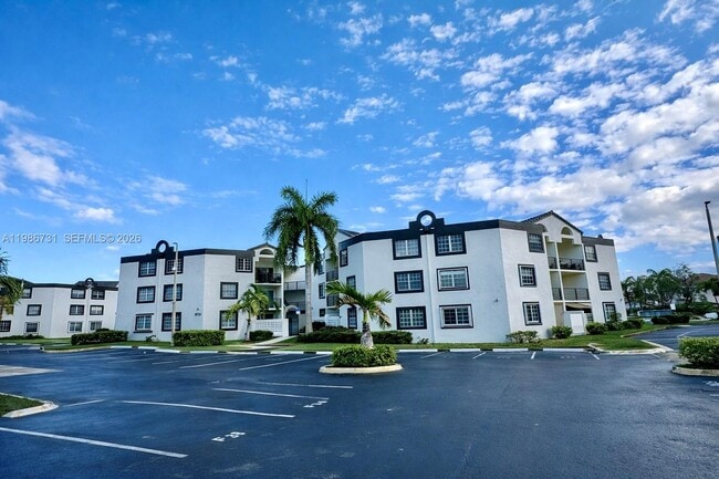 Building Photo - 9731 Fontainebleau Blvd