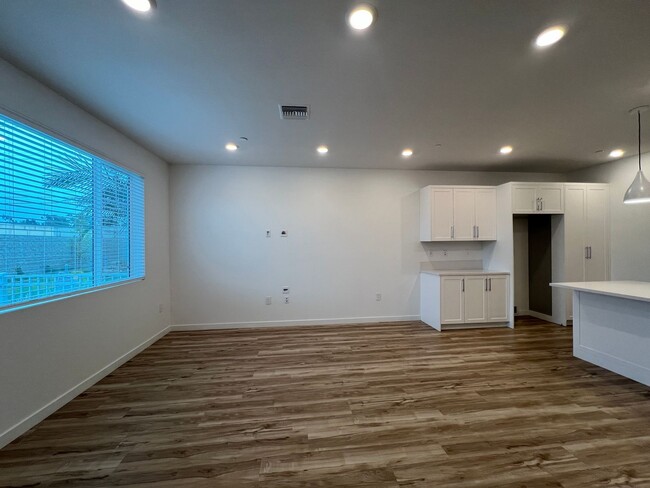 Building Photo - Gorgeous *BRAND NEW* Townhome in Midtown V...