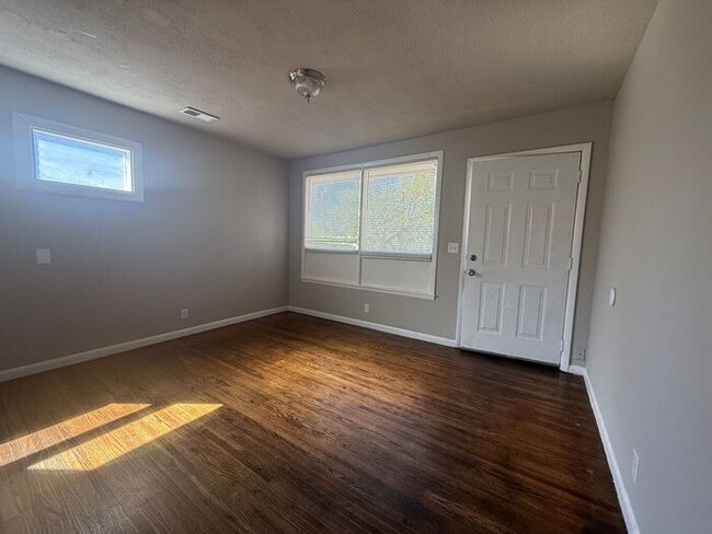 Building Photo - Remodeled Madison Brick Duplex!! 2/1 Large...