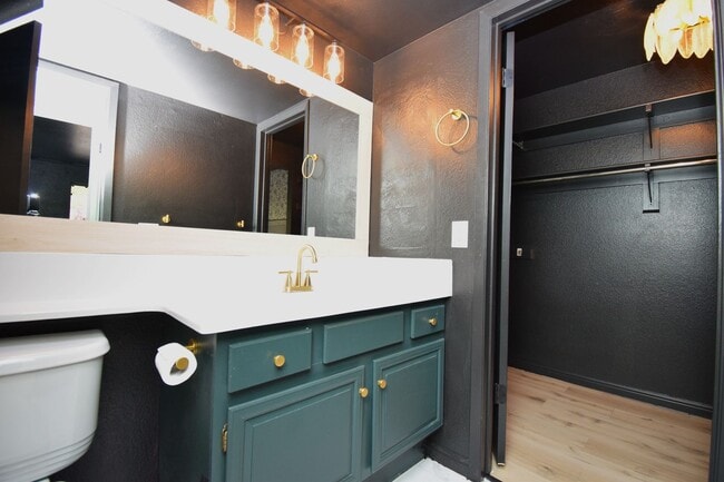 Building Photo - Charming 1 Bed 1 bath Condo in the Heart of Fort Union!!!