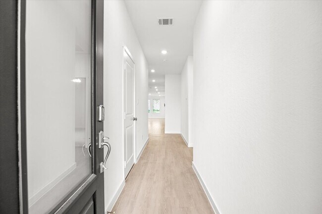 Building Photo - Spacious 4-Bed Home with Modern Upgrades, Fenced Yard & Community Pool in San Antonio