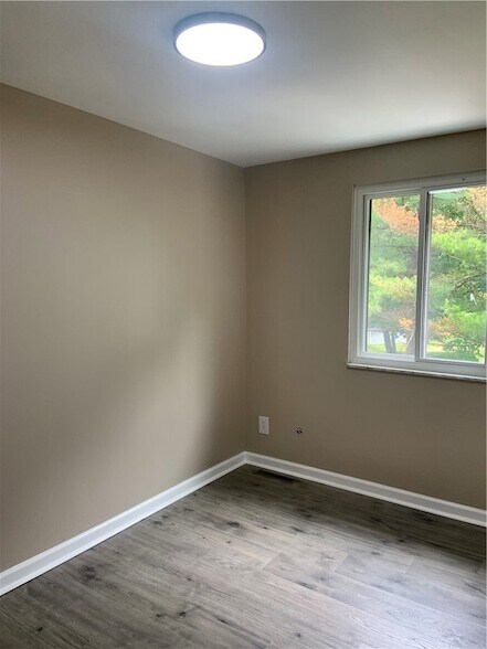 Building Photo - 203 Parkwood Dr