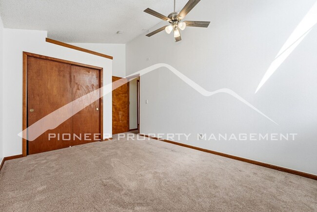Building Photo - Spacious Home with Washer/Dryer and Central AC