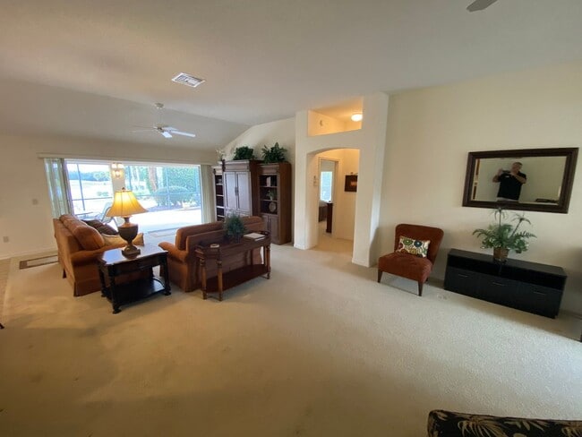 Building Photo - SEASONAL or ANNUAL LEASE. Large 4 Bed + 4 ...