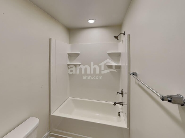 Building Photo - 3021 Greenmont Cir