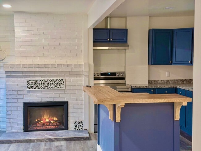 Building Photo - Stunning, Newly Renovated 3BR | 1BA