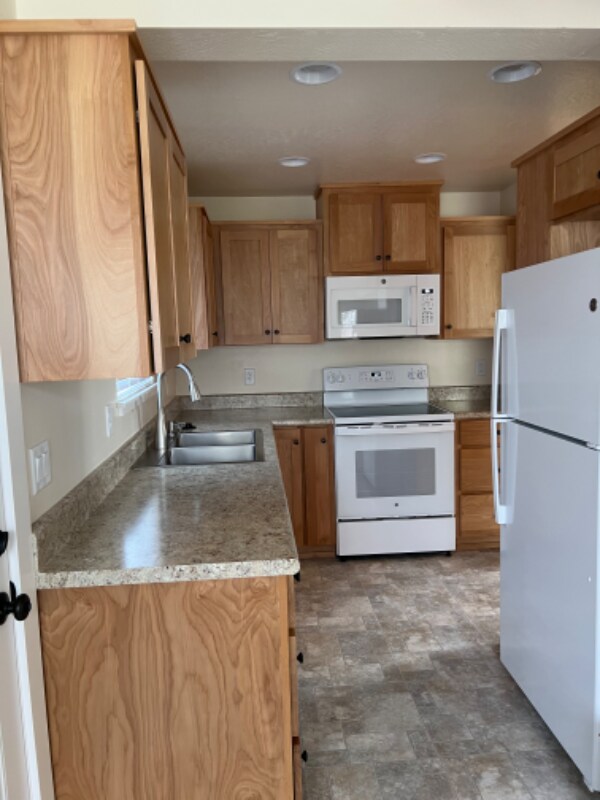 Building Photo - 31 Elm St