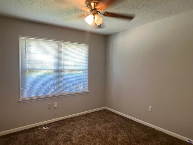 Building Photo - 211 Laverne Dr