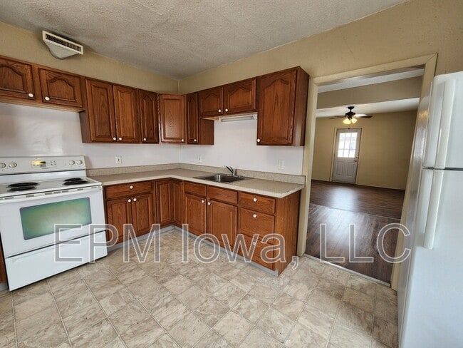 Building Photo - 604 1/2 West Seerley Boulevard