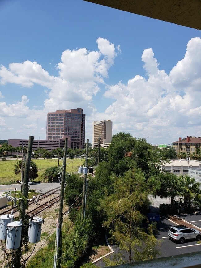 Building Photo - Great Downtown 1/1 condo unit with a balcony!