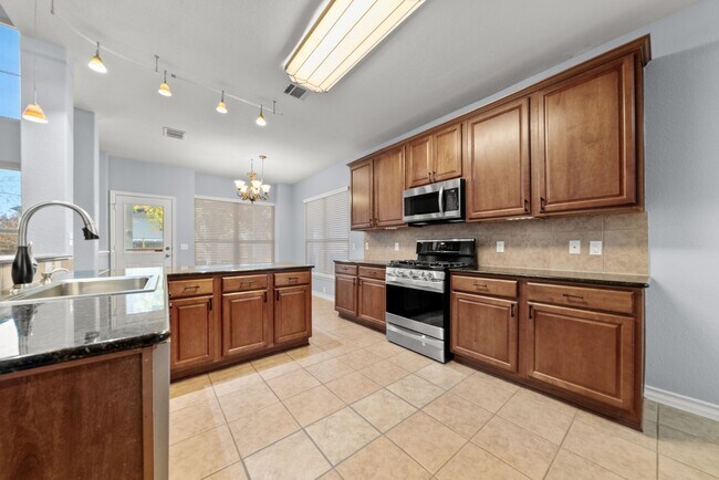 Building Photo - Amazing Pool. stunning 5bed, 3bath, 3Car G...