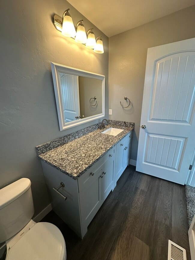 Building Photo - 3 Weeks Rent FREE! Modern 3 Bed 2.5 Bath T...